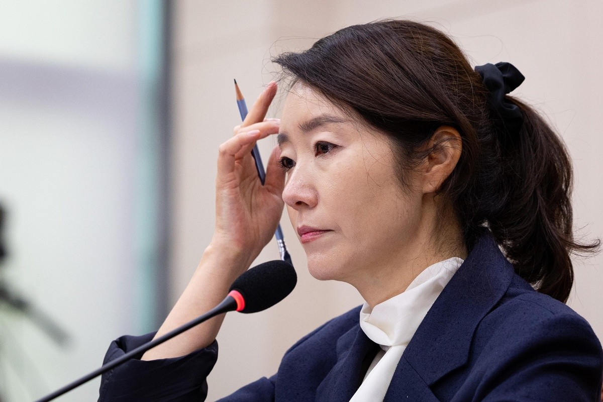 강선우 여성가족부 장관 후보자가 14일 서울 여의도 국회에서 열린 인사청문회에 출석해 의원 질의를 경청하며 머리카락을 쓸어 넘기고 있다. / 뉴스1