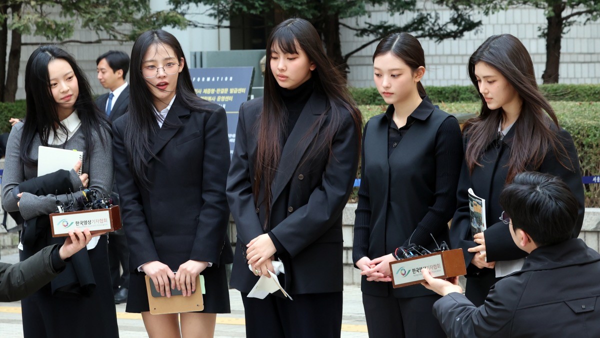 지난 3월 7일 서울 서초구 서울중앙지방법원에서 어도어 측이 멤버들을 상대로 제기한 ‘기획사 지위보전 및 광고계약 체결 등 금지’ 가처분 첫 심문기일을 마친 후 취재진 질문에 답하고 있는 뉴진스의 모습. / 뉴스1