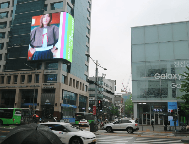 홍대입구역 빌딩 옥외 광고 / 사진=위키트리