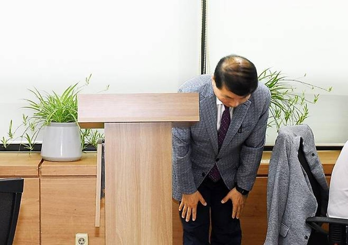 백경현 경기 구리시장이 22일 호우 비상근무 중 야유회에 참석해 적절하지 못한 처신이었다는 비판이 일자 사과하고 있다. / 구리시