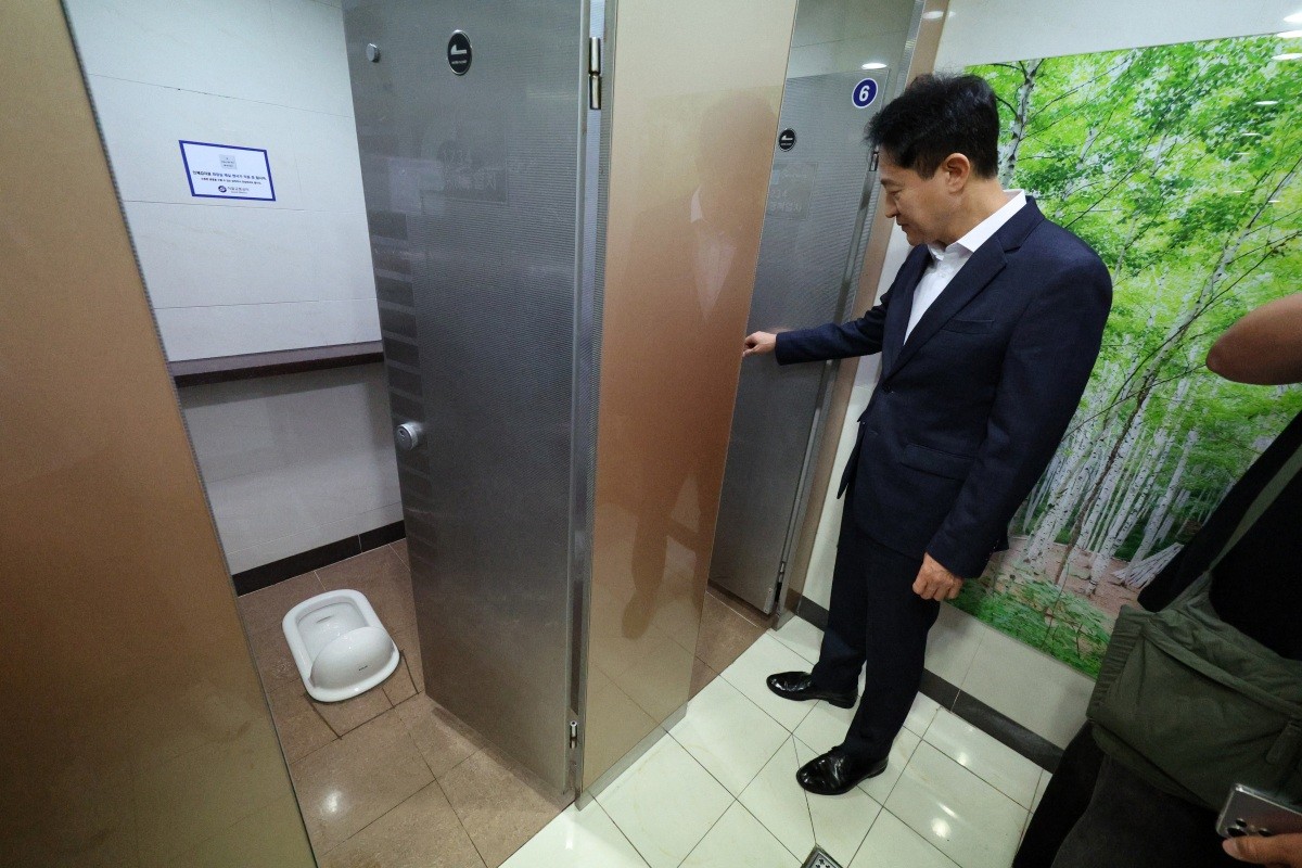 오세훈 서울시장이 23일 오전 서울 송파구 2호선 잠실역 내 화장실에서 화변기를 살펴보고 있다 / 뉴스1