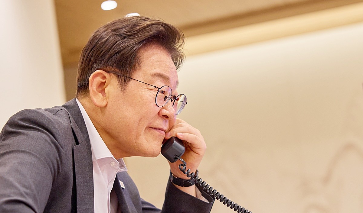 이재명 대통령 모습. 기사 이해를 돕기 위한 자료 사진. 이 대통령은 23일 일부 지방자치단체에서 민생회복 소비쿠폰 선불카드를 발급하는 과정에서 취약계층 여부 등을 노출했다는 논란이 일자 '즉각 바로잡으라'라고 지시했다. / 대통령실 제공-뉴스1