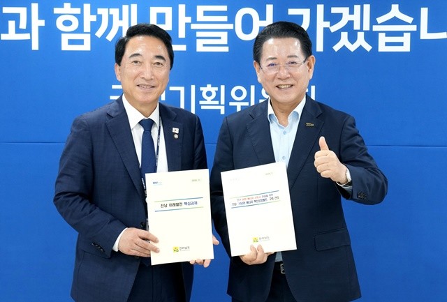 김영록 전라남도지사가 23일 서울 국정기획위원회에서 박수현 국정기획위 균형성장특별위원장과 면담을 갖고 전남도 핵심현안의 국정과제에 반영을 건의하고 협조를 요청하고 있다. / 전남도