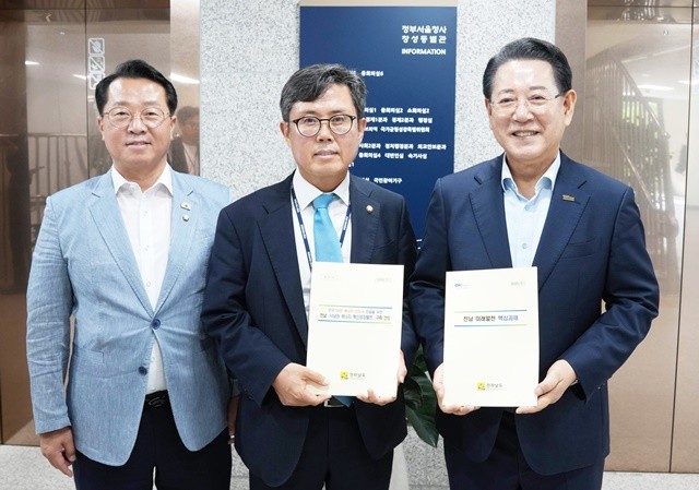김영록 전라남도지사(오른쪽)가 23일 서울 국정기획위원회에서 안도걸 국정기획위원회 위원과 면담을 갖고 전남 미래발전 핵심과제 등 도 현안 해결을 위한 건의를 하고 협조를 요청하고 있다.