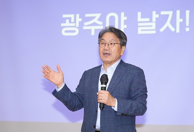 강기정 광주광역시장이 22일 오후 광주교통문화연수원에서 열린 ‘택시요금 현실화를 위한 광주시민 공청회’에 참석해 인사말을 하고 있다./광주광역시 제공