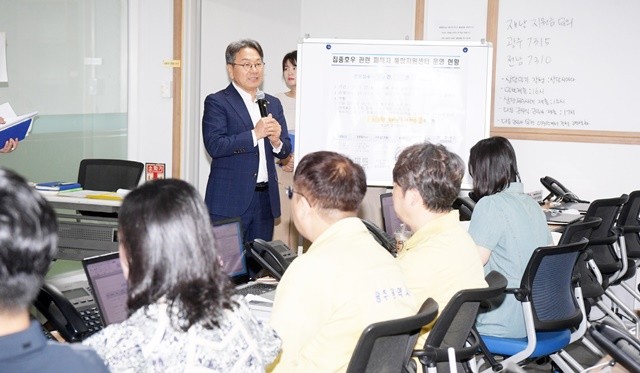 강기정 광주광역시장이 23일 오전 시청 1층 행복회의실에 설치된 '호우 피해자통합지원센터'를 방문해 근무자들을 격려하고 있다. /광주광역시 제공