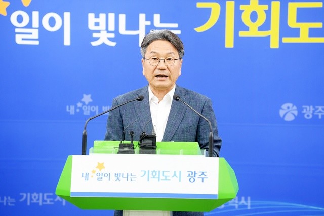 강기정 광주광역시장은 23일 오후 시청 브리핑실에서 긴급 기자회견을 열어 “시민들에게 큰 불편을 끼치게 돼 죄송하다. 신속한 지급을 위해 추진한 일이라고는 하지만, 해서는 안 될 행정이었다”며 사과했다. /광주광역시 제공