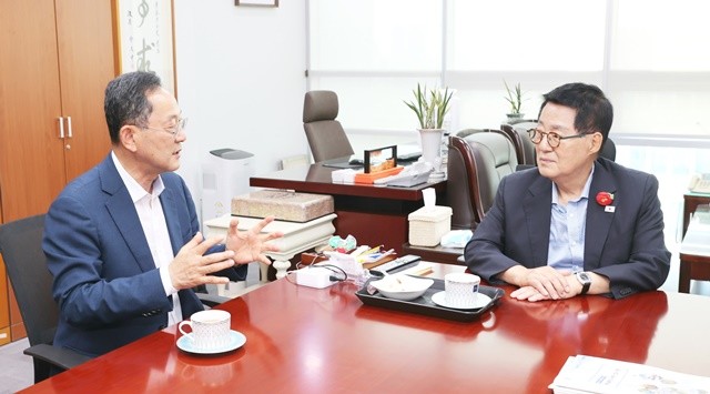 명현관 해남군수가 박지원 의원과 해남 출신 주요 인사를 만나 해남‧완도‧진도 국책사업과 지역 현안의 시급성을 설명하며 국비 확보 필요성을 적극 전달했다.