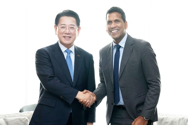 김영록 전라남도지사가 23일 서울 여의도에서 비노드 파트와리 린데 아태지역 사장과 면담을 마친 뒤 기념촬영을 하고 있다. / 전남도