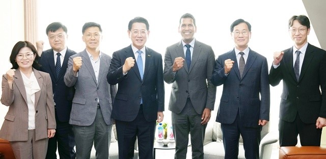 김영록 전라남도지사가 23일 서울 여의도에서 비노드 파트와리 린데 아태지역 사장과 면담을 마친 뒤 기념촬영을 하고 있다.