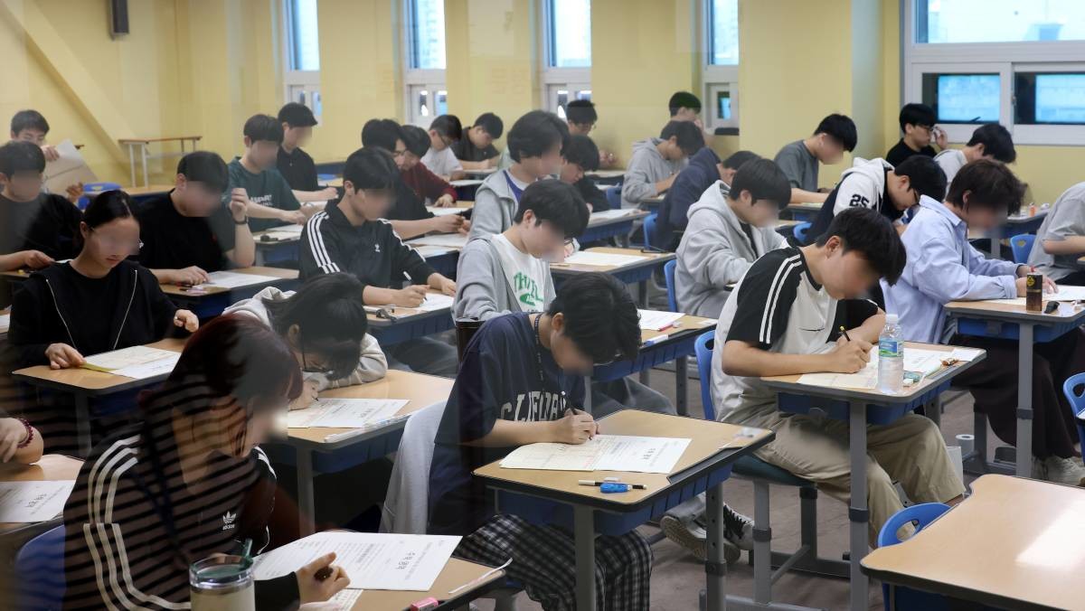 서울 양천구 종로학원 고사실에서 학생들이 문제를 풀고 있다. / 뉴스1