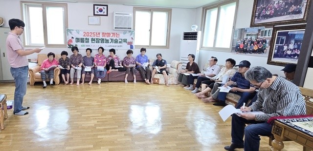 지난 21일 순천시농업기술센터 농촌지도공무원이 순천시 상사면 금곡마을회관에서 여름철 농업인 안전교육을 하고있다.