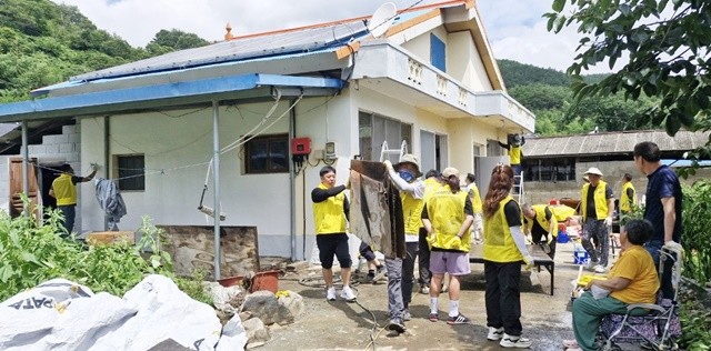 지난 20일 순천중앙라이온스클럽과 마중물보장협의체 회원들이 집수리 봉사활동을 펼치고 있다.