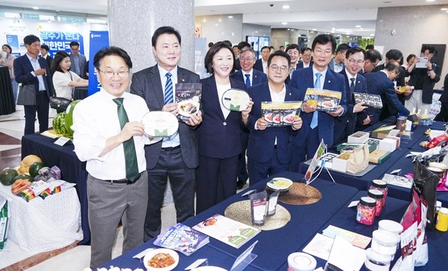 강기정 광주광역시장이 지난해 9월 2일 서울 국회의원회관에서 열린 ‘광주의 날’ 개막식에 참석해 지역구 국회의원, 광주시의회 의원 등 내빈들과 기념촬영을 하고 있다./광주광역시 제공