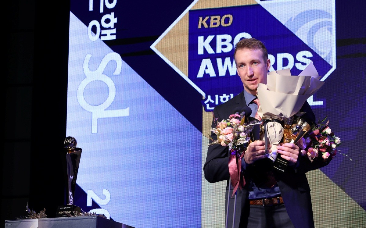 에릭 페디. 지난 2023년 KBO 시상식에서 평균자책점상, 탈삼진상, 승리상을 수상하며 트리플 크라운을 달성했다. /뉴스1