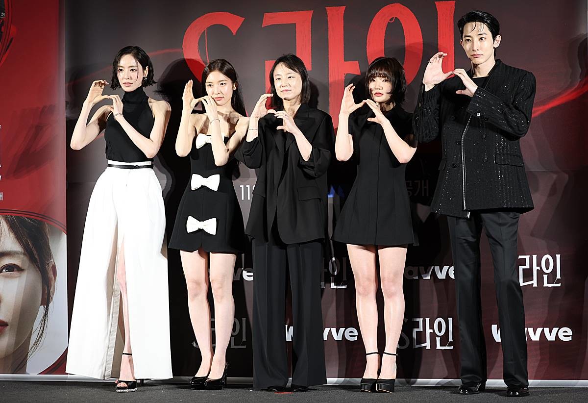 배우 이다희(왼쪽부터)와 아린, 안주영 감독, 이은샘, 이수혁이 지난 7일 서울 용산 CGV에서 열린 웨이브 오리지널 드라마 'S라인'의 제작발표회에 참석해 포즈를 취하고 있다. 'S라인'은 성적 관계를 맺은 사람들 사이에 이어지는 붉은 선, 일명 S라인이 보이기 시작하면서 금지된 욕망과 숨겨진 진실이 드러나는 판타지 스릴러다 / 뉴스1