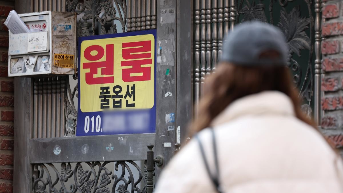 서울의 한 대학가 인근 게시판에 원룸 세입자를 구하는 안내문이 붙어 있다. / 뉴스1