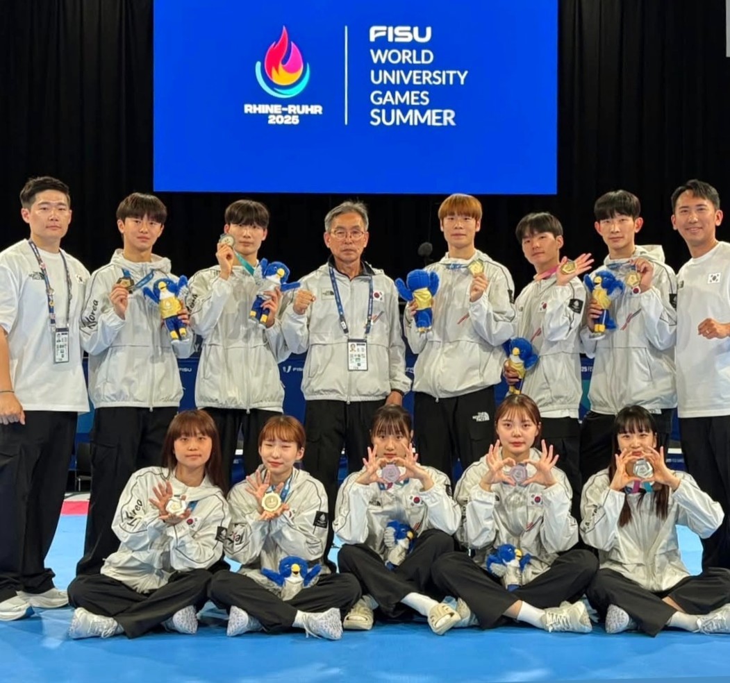 2025 라인루르 하계 U대회 품새 부문에서 금메달 2개, 은메달 3개를 획득하며 종합우승을 차지한 대한민국 태권도 품새 국가대표팀.(위쪽 왼쪽에서 네 번째 김정윤 감독) / 계명문화대 제공
