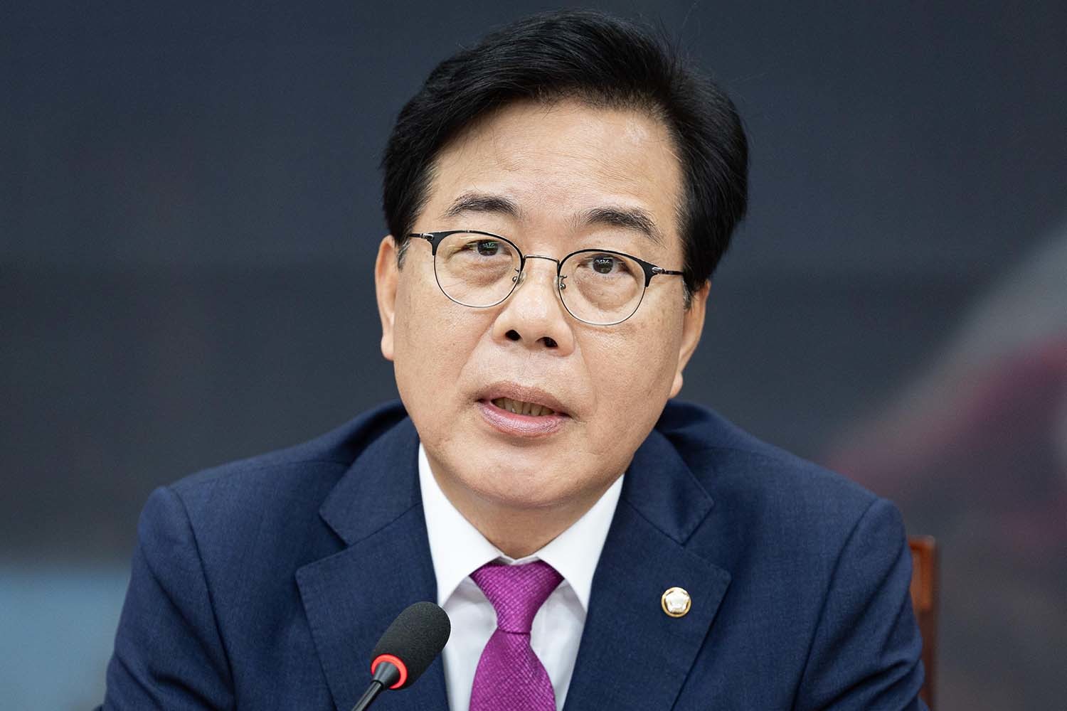 송언석 국민의힘 비상대책위원장 겸 원내대표가 24일 서울 여의도 국회에서 열린 비상대책위원회의에서 모두 발언을 하고 있다.  회의에서 그는 강선우 더불어민주당 의원(전 여성가족부 장관 후보자)의 의원직 사퇴를 촉구했다. / 뉴스1