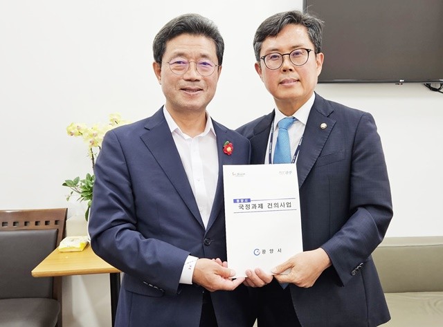 정인화 광양시장(왼쪽)과 안도걸 의원과 기념촬영을 하고 있다.