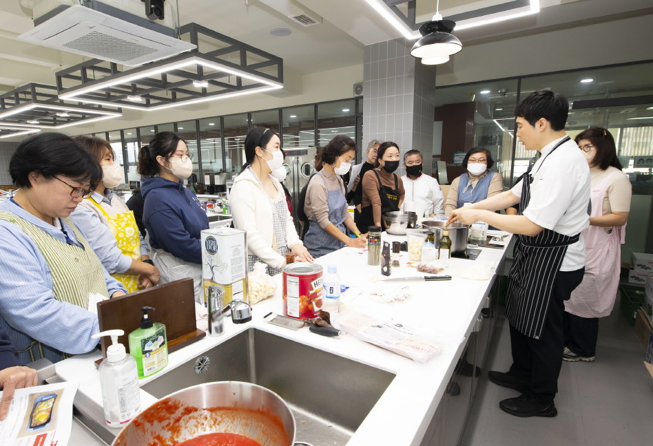 외식창업 키워드림 아카데미 수강생들이 영진전문대 호텔항공관광과가 운영하는 실습에 참여하고 있다. / 영진전문대 제공