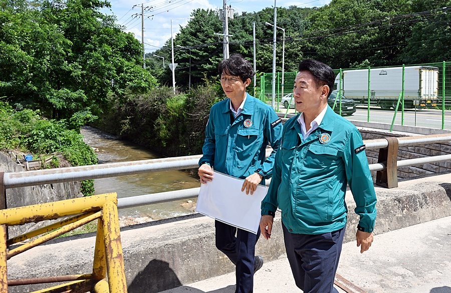 김동근 시장이 7월 22일 여름철 자연재난에 대비해 현장 점검을 하고 있다