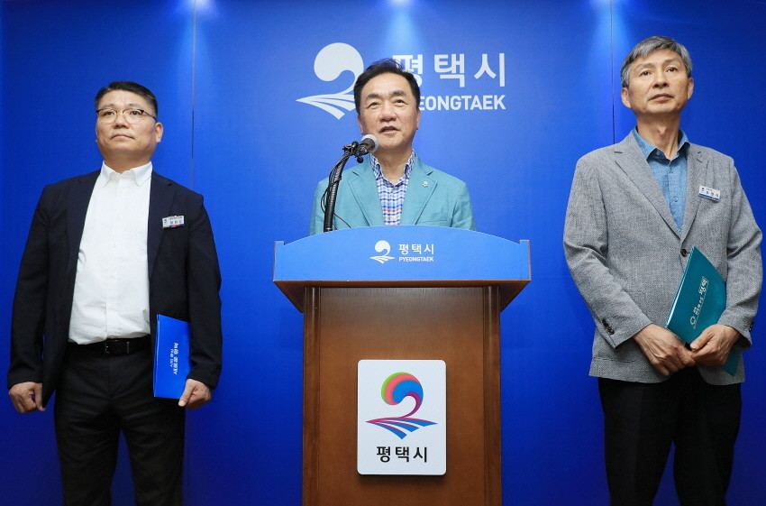 정장선 평택시장은 브리핑을 열어 중점관리저수지로 최종 선정된 평택호의 수질관리 개선 등에 대해 설명했다. / 평택시