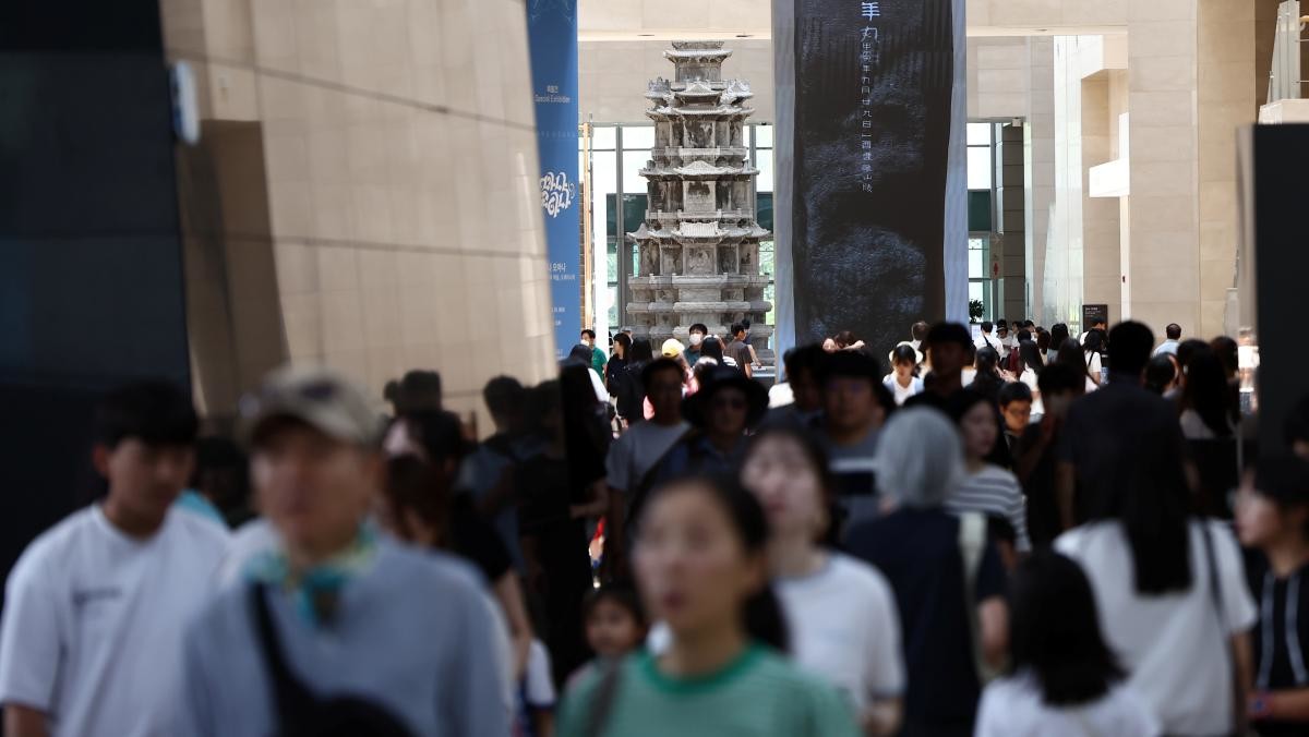 24일 서울 용산구 국립중앙박물관이 관람객들로 붐비고 있다. / 뉴스1