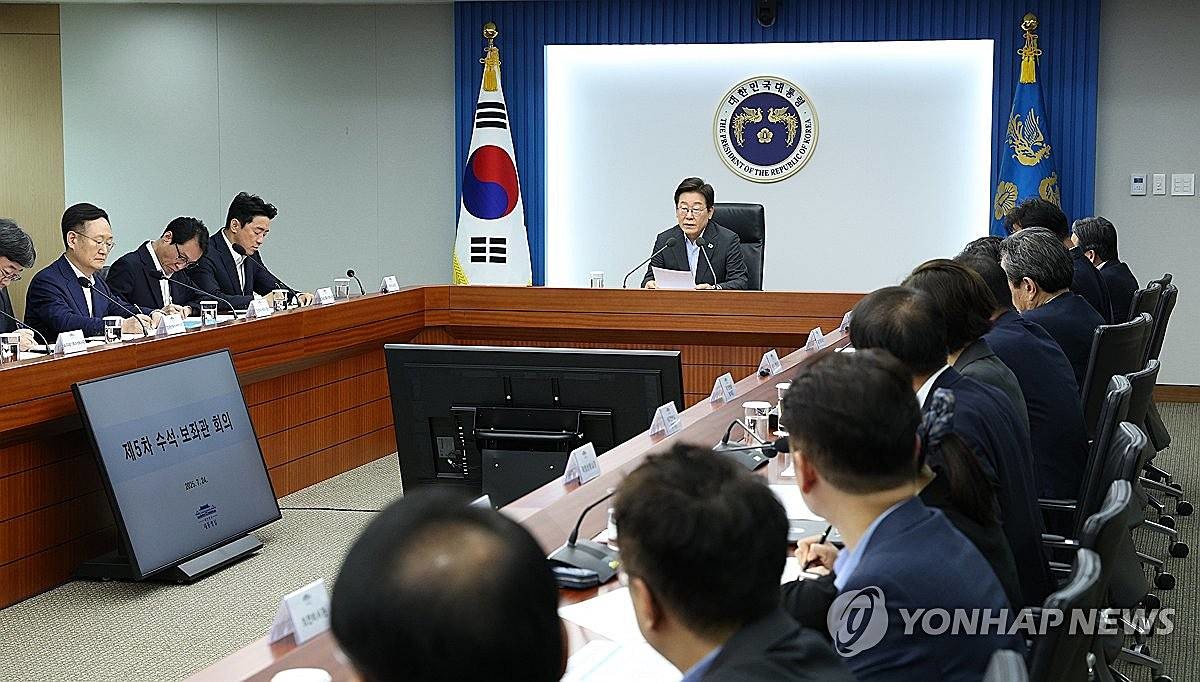 이재명 대통령이 24일 서울 용산 대통령실 청사에서 열린 5차 수석·보좌관 회의를 주재하고 있다 / 연합뉴스, 대통령실통신사진기자단