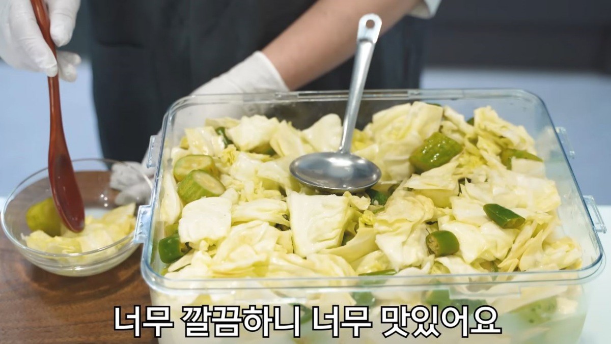 유튜브 채널 '함께해요 맛나요리'의 양배추 물김치 완성된 모습. / 유튜브 '함께해요 맛나요리'