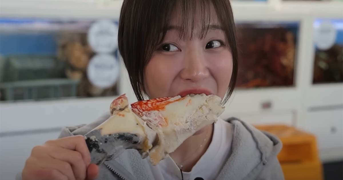 태즈메이니아 자이언트 크랩의 집게다릿살을 먹고 있는 쯔양. / 쯔양 유튜브