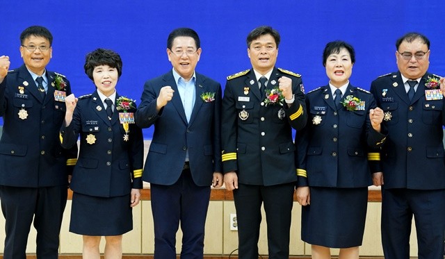김영록 전라남도지사가 24일 해남 우슬동백체육관에서 열린 ‘전라남도 의용소방대 연합회장 이·취임식’에 참석해 주요내빈들과 기념촬영을 하고 있다.