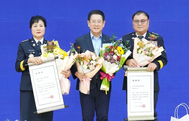 김영록 전라남도지사가 24일 해남 우슬동백체육관에서 열린 ‘전라남도 의용소방대 연합회장 이·취임식’에 참석해 취임하는 최낙삼, 백미실 신임 전남도 연합회장에게 임명장을 수여한 뒤 기념촬영을 하고 있다.