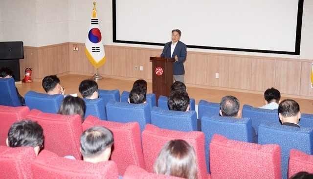 강기정 광주광역시장이 24일 오후 시청 무등홀에서 열린 긴급간부회의에 참석해 인사말을 하고 있다. /광주광역시 제공