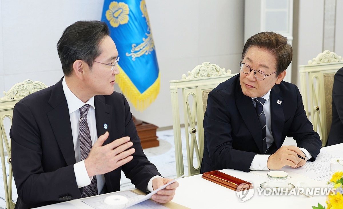이재명 대통령이 서울 용산 대통령실에서 열린 6경제단체·기업인 간담회에서 이재용 삼성전자 회장의 발언을 듣고 있다. 자료 사진 / 연합뉴스
