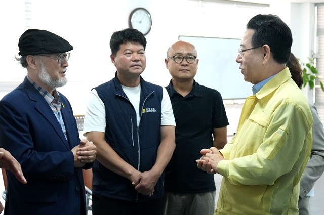 김영록 전라남도지사가 25일 나주 공익활동지원센터를 방문, 나주 이주노동자 인권침해 피해자와 면담을 마친 뒤 관계자들과 이야기를 나누고 있다.