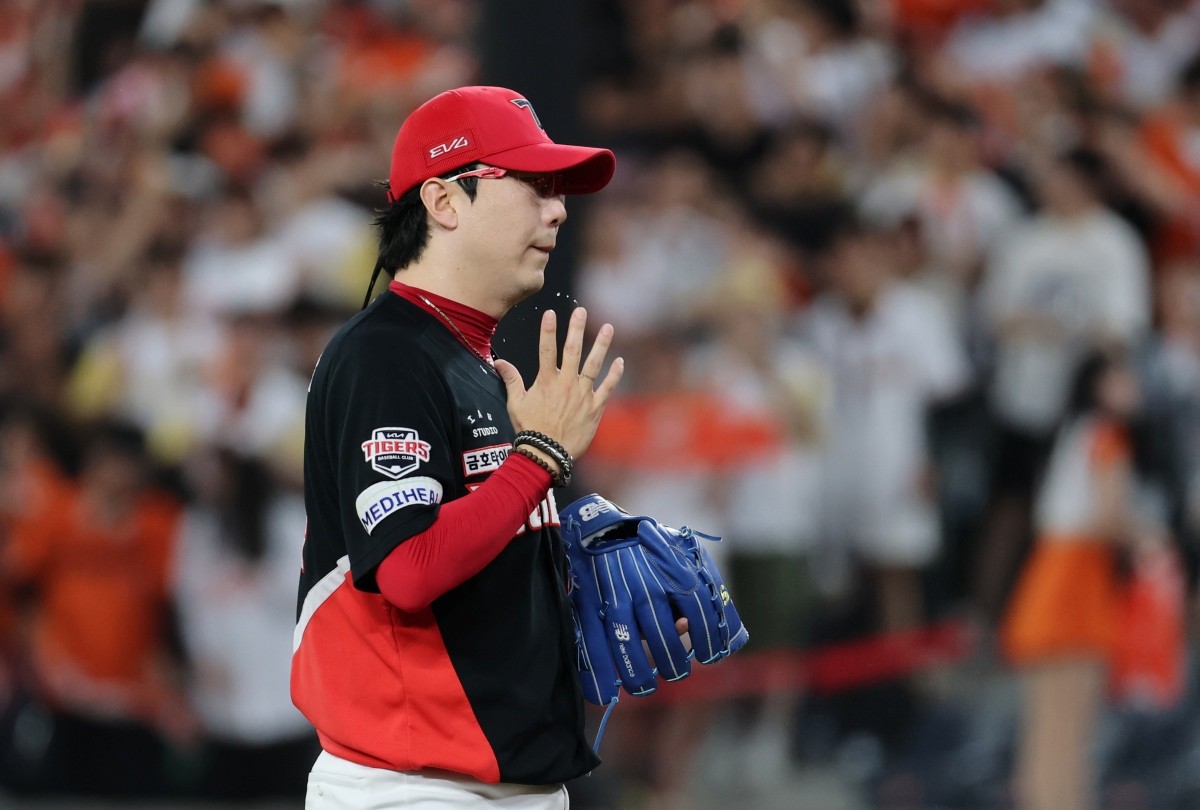 지난 9일 오후 대전 한화생명 볼파크에서 열린 프로야구 '2025 신한 SOL뱅크 KBO 리그' 기아 타이거즈와 한화 이글스 경기에서 4회말 2사 1, 3루 상황 한화 최재훈이 3점 홈런을 맞은 기아 양현종이 땀을 닦고 있다. / 뉴스1