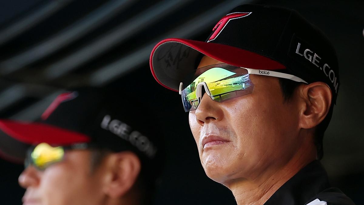 지난달 22일 오후 서울 송파구 잠실야구장에서 열린 프로야구 '2025 신한 SOL뱅크 KBO 리그' LG 트윈스와 두산 베어스의 경기, LG 염경엽 감독이 경기를 지켜보고 있다. / 뉴스1