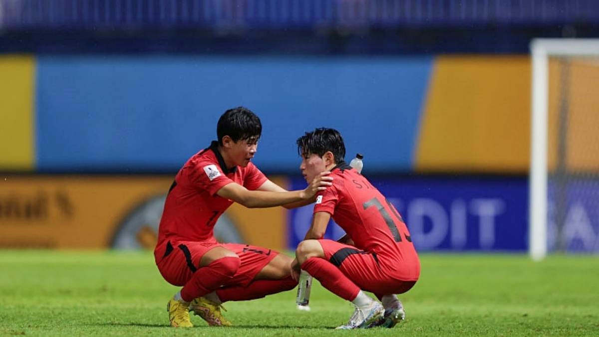 2023년 7월 아시아축구연맹(AFC) U-17 아시안컵 결승전 대한민국과 일본의 경기를 마치고 박승수 선수(왼쪽)이 김성주 선수를 다독이고 있는 모습. / 대한축구협회 제공-뉴스1