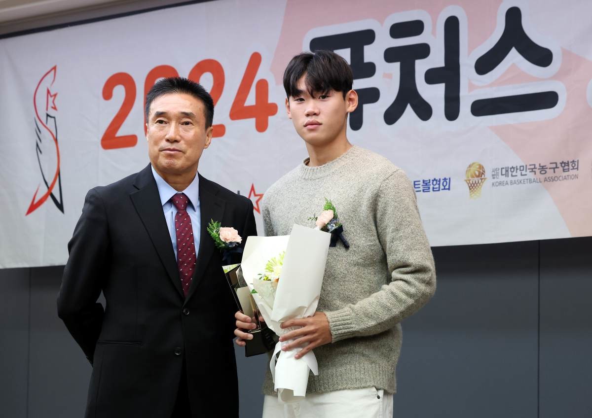 2024 퓨처스 스타대상에서 축구 부문 스타상을 수상한 박승수(오른쪽). / 뉴스1
