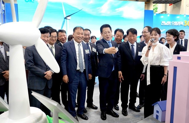 김영록 전라남도지사가 25일 부산 벡스코에서 개최된 ‘2025 로컬 콘텐츠 페스타’ 행사에서 주요 내빈들과 전남홍보관을 둘러보고 있다.