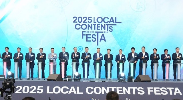 김영록 전라남도지사가 25일 부산 벡스코에서 개최된 ‘2025 로컬 콘텐츠 페스타’ 행사에서 내빈들과 개막 퍼포먼스를 하고 있다.