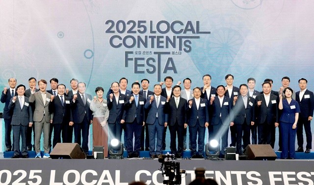 김영록 전라남도지사가 25일 부산 벡스코에서 개최된 ‘2025 로컬 콘텐츠 페스타’ 행사에서 내빈들과 기념촬영을 하고 있다.