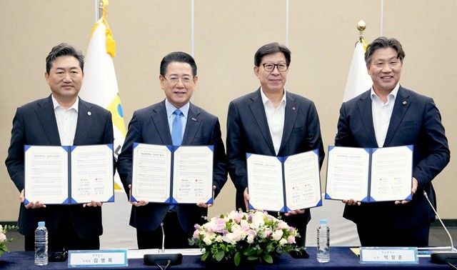 김영록 전라남도지사가 25일 오후 부산벡스코에서 ‘국립목포해양대-국립한국해양대 글로컬대학 지정’을 위한 글로컬대학 비전 및 혁신전략 보고회에서 부산시, 국립목포해양대, 국립한국해양대와 글로컬대학 MOU를 체결하고 있다.    (왼쪽부터 한원희 목포해양대학교 총장, 김영록 전남도지사, 박형준 부산광역시장, 류동근 한국해양대학교 총장) / 전남도