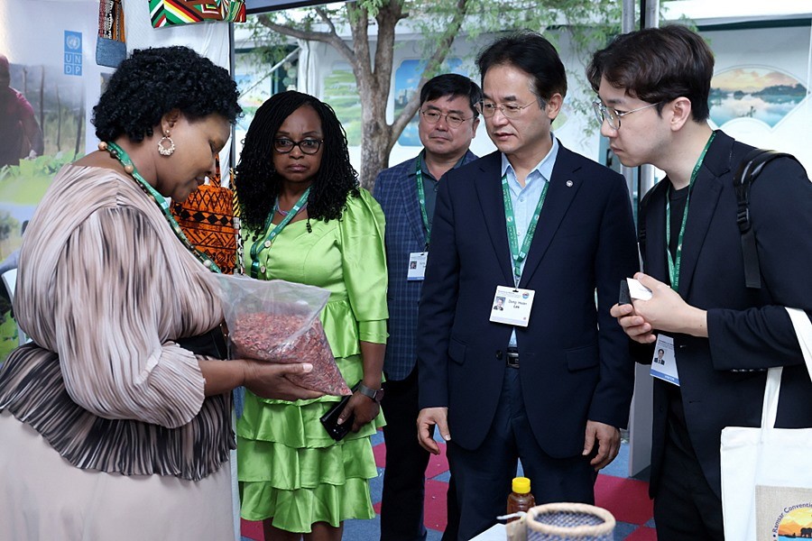 유엔개발계획(UNDP) 울라우우나셰(Wulawunashe)에게 지역 특산품을 소개받는 이동환 고양특례시장