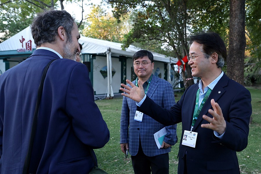 아시아개발은행(ADB) 던컨 랭(Duncan Lang)과 상호협력을 논의하는 이동환 고양특례시장