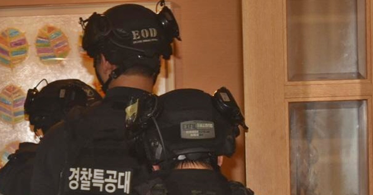 지난 21일 소방 관계자들이 송도 총격 피의자 A(63) 씨의 서울 도봉구 쌍문동 주택에 진입하고 있다. / 서울소방재난본부, 뉴스1