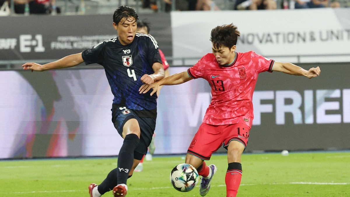 지난 15일 열린 2025 동아시아축구연맹(EAFF) E-1 챔피언십 남자부 일본과 경기에 출전한 강상윤(오른쪽) / 뉴스1