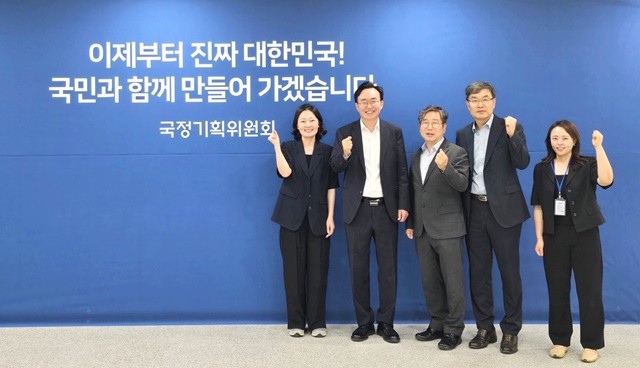 윤병태 시장(왼쪽 두 번째)과 공직자들이 국정기획위원회를 방문해 지역 핵심 현안 국정과제 반영을 건의했다.