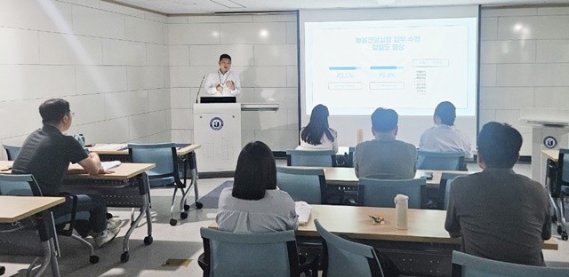 7월 25일 전라남도교육청순천만생태문화교육원에서 진행된‘2025. 9. 1.자 늘봄전담실장 역량강화 연수’참가자들이 프로그램에 참여하고 있다.